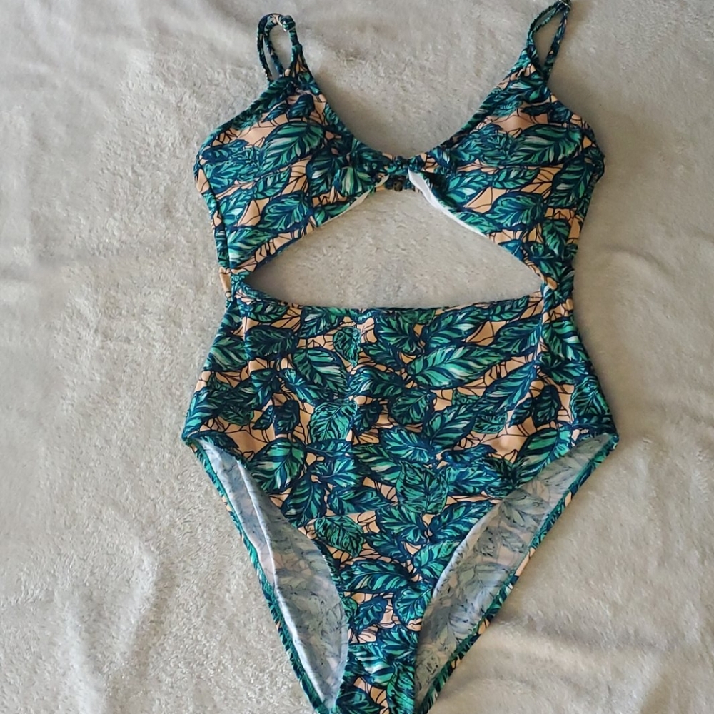 Cupshe palm leaf cut out swimsuit XXL